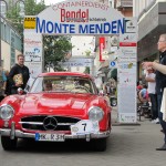 Die Oldtimer-Schätzchen der Monte Menden Classic beim Start der Rallye durch den Torbogen am Festplatz.